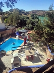 Panorámica de la terraza con barbacoa.