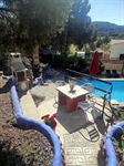 Otra vista de la terraza con barbacoa.