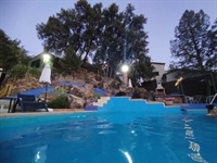 Vista de la piscina de noche.